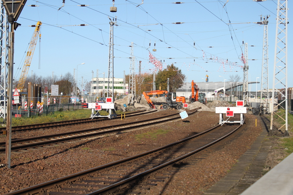 vom 01.10.2015-30.04.2016 wird zwischen Warnemnde-Werft und Warnemnde SEV gefahren.Grund ist die erneuerung der Stromgaben-Brcke in Warnemnde.Aufgenommen am 08.11.2015