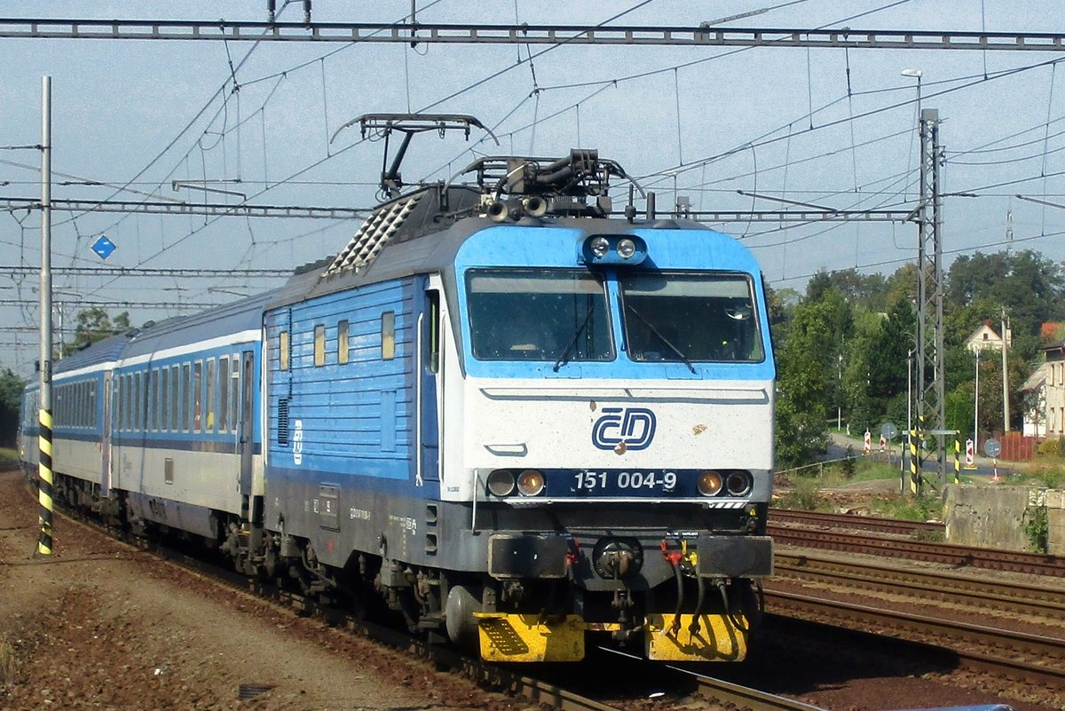 Vom Bahnsteig in Navsi wurde am 13 September 2018 CD 151 004 beim Einfahrt fotografiert.