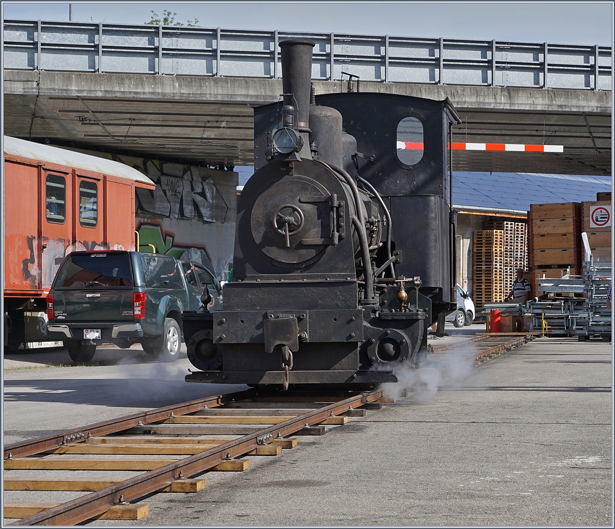 Von Alters her war die Magadino-Ebene eine fruchtbare Landschaft, bis 1515 ein Bergsturz die Gegend verwstete. Mit dem Bau der Eisenbahn nach Locarno Ende des 19 Jahrhunderts wurde dann die Sumpflandschaft entwssert und der Ticino begradigt. Dazu erhielt das Consorzio Correzione del Fiume Ticino diese kleine G 2/2 Bn2t. Die Lok wurde von Arnold Jung in Jungenthal bei Kirchen im Jahre 1889 unter der Fabriknummer 59 gebaut. 1941 wurde die Lok abgestellt und am 20. Mai 2016 als Leihgabe der Familie Travani an Martin Horath abgegeben. Seit dem 3. Sept. 2016 fhrt die Lok wieder. Das Bild zeigt die G 2/2  Ticino  bei Pendelfahrt auf einem eigens dazu verlegten Gleis in Lyss im Rahmen des  Dampftags Lyss 2018  und bietet sich fr Fhrerstandsfahrten an.
11. Juni 2018