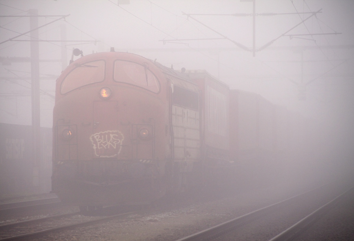 Von der DB/TXL 185 404-1 angeliefert rangiert hier eine unbekannte MY den  Lauritzen  in Richtung TXL Terminal. Padborg 01.03.2014