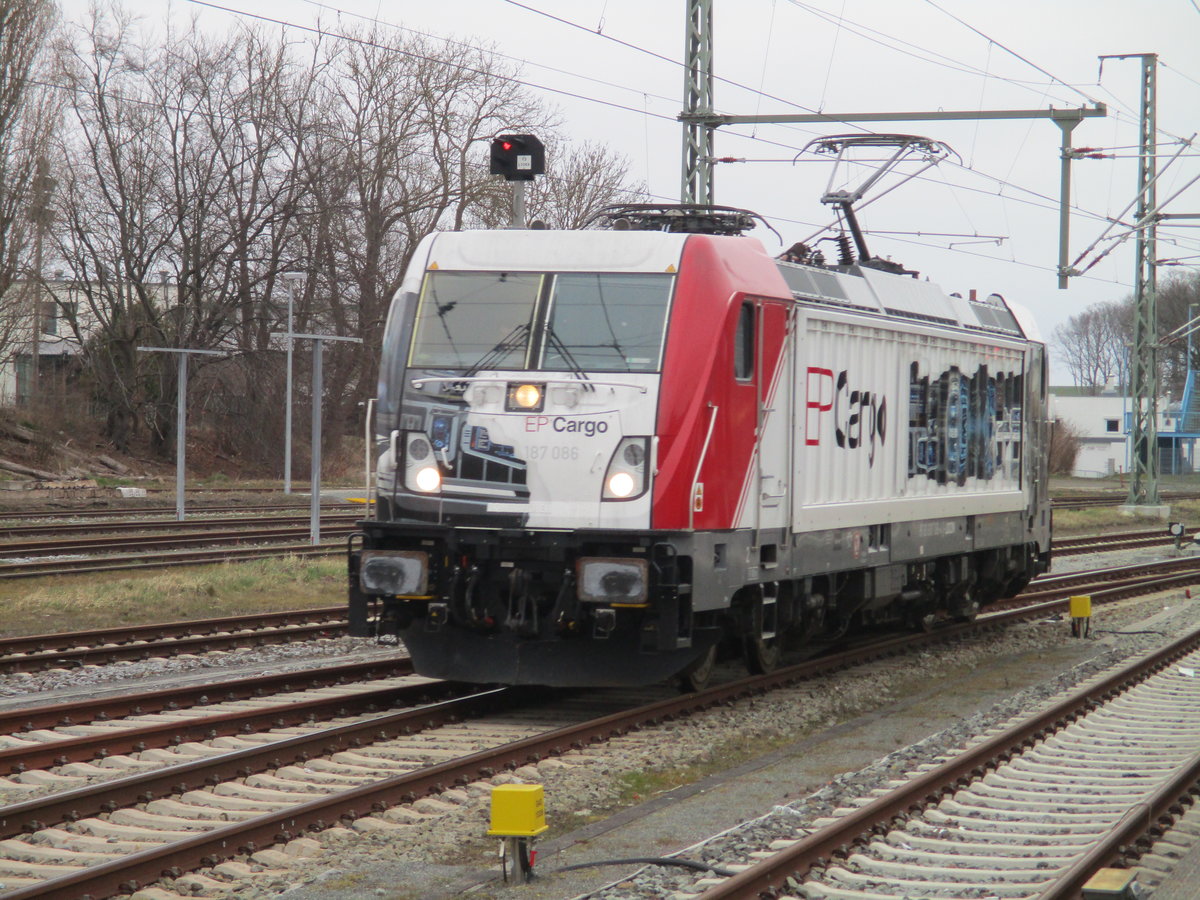 Von der EGP zu LOCON gewechselt ist die 184 086 die,am 29.März 2021,in Bergen/Rügen unterwegs war.