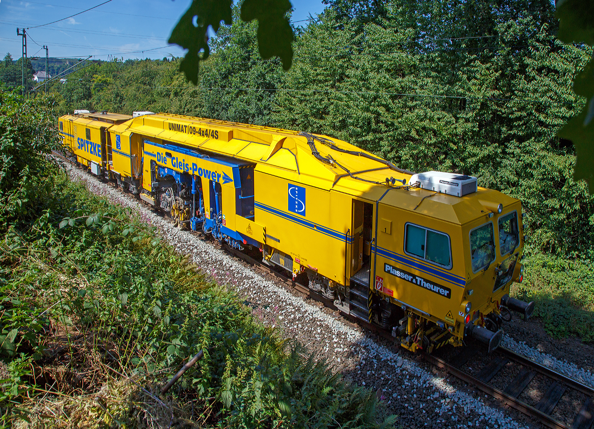 
Von einer etwas anderen Pespektive....
Die Plasser & Theurer Universal-Stopfmaschinen Unimat 09-4x4/4S (Schweres Nebenfahrzeug Nr. D-SPAG 99 80 9124 019-7) der Spitzke SE (Großbeeren) am 02.08.2015 auf der Siegstrecke (KBS 460) bei Windeck-Schladern. Hier zwischen  Schladern und Rosbach (2 km) ist die Siegstrecke, durch die Auswirkungen des 2 Weltkrieges nur eingleisig, da die zerstörte Brücken nur eingleisig wieder aufgebaut wurden.
