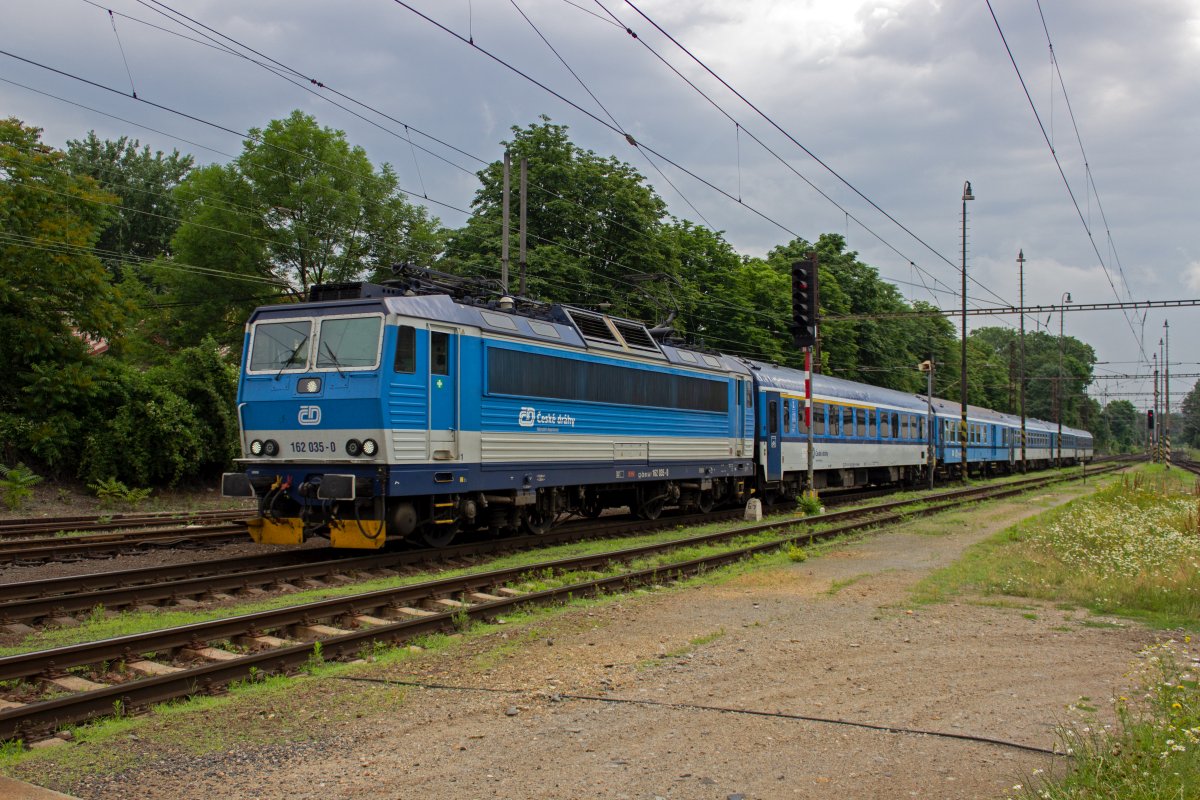 Von Hradec Krlov kommend erreicht R 932 mit 162 035 an der Spitze Praha-Vysočany. Der Bahnhof liegt mehrere Kilometer von der nchsten Abzweigung entfernt und ist dennoch als Inselbahnhof ausgefhrt. Der Grund hierfr ist, dass die beiden Strecken, die hier parallel verlaufen von unterschiedlichen Bahngesellschaften gebaut wurden, aber aufgrund des in der Stadt begrenzten Flchenangebots auf ein und demselben Bahndamm verlaufen. Erst etwa sechs Kilometer weiter stlich an der Odb. Skly trennen sich beide Linien.