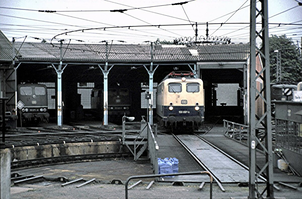 von links:  151 071-8 und 151 072-1 und 150 097-4 in Bebra im Mai 1990. Die Drehscheibe war vom Bahnsteig aus zu sehen.