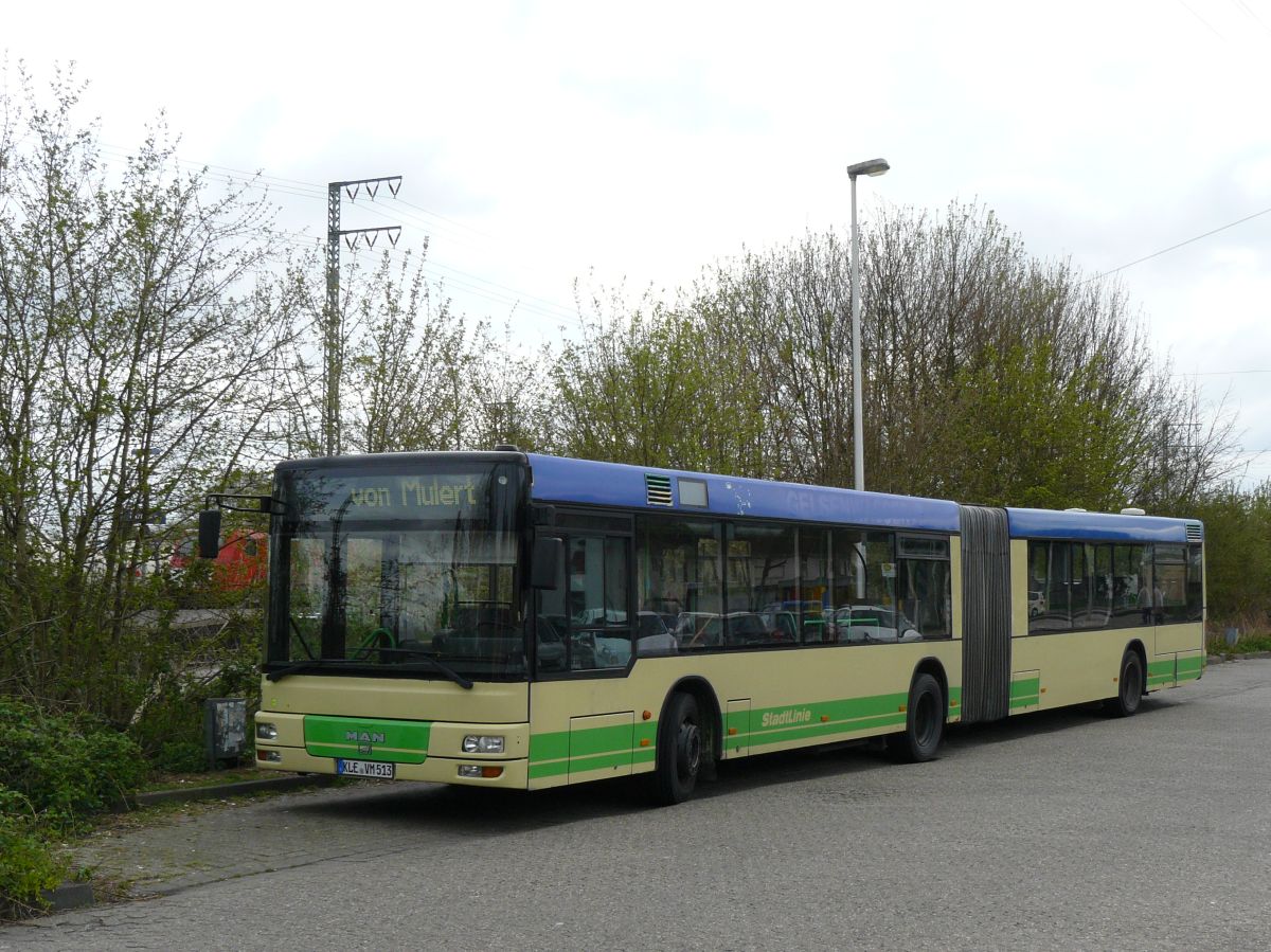 Von Mulert MAN NG 313 Bus (ex-Strassenbahn Herne-Castrop-Rauxel HCR, Wagen 26) Baujahr 1999. Bahnhofstrasse, Emmerich 18-04-2015.

Von Mulert MAN NG 313 bus (ex-Strassenbahn Herne-Castrop-Rauxel HCR, wagen 26) bouwjaar 1999. Bahnhofstrasse, Emmerich 18-04-2015.
