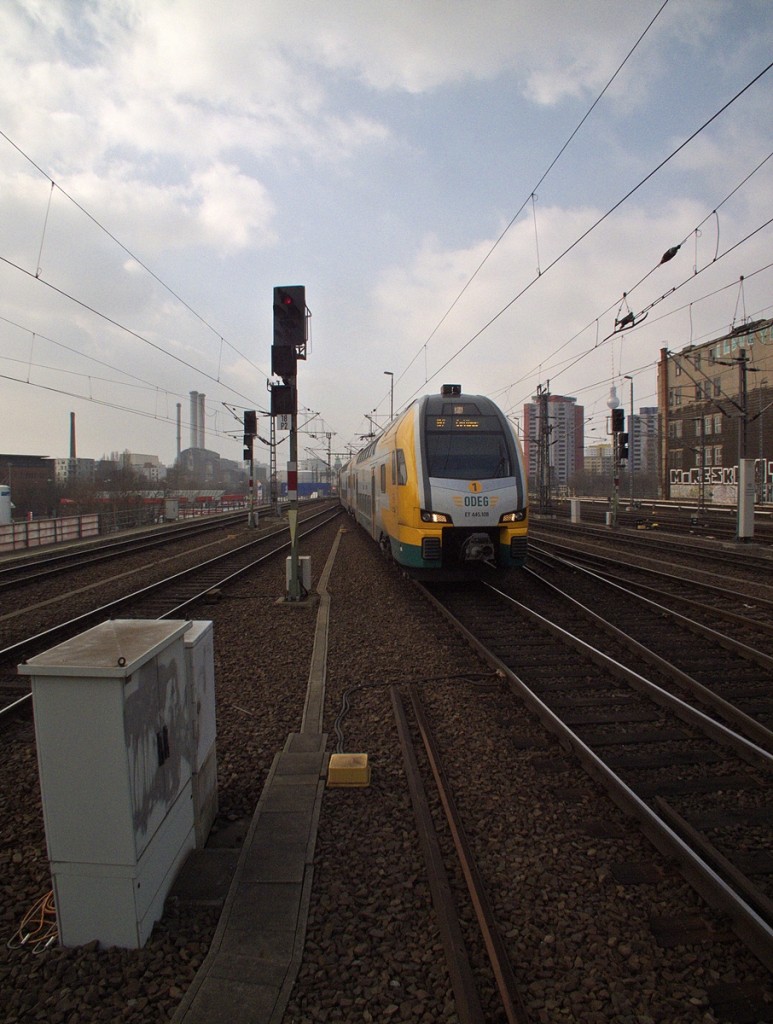 Von der Ostsee bis in die Lausitz fürht die Linie RE2. 445 108 hat den größeren Teil des Weges in Berlin Ostbahnhof schon hinter sich.