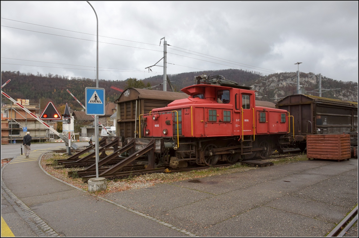 Vor dem Schneidbrenner gerettet, harrt Ee 3/3 II 16515 in Balsthal der Dinge, die da kommen. November 2022. 

Mit Gruss an beiden Retter der Maschine.