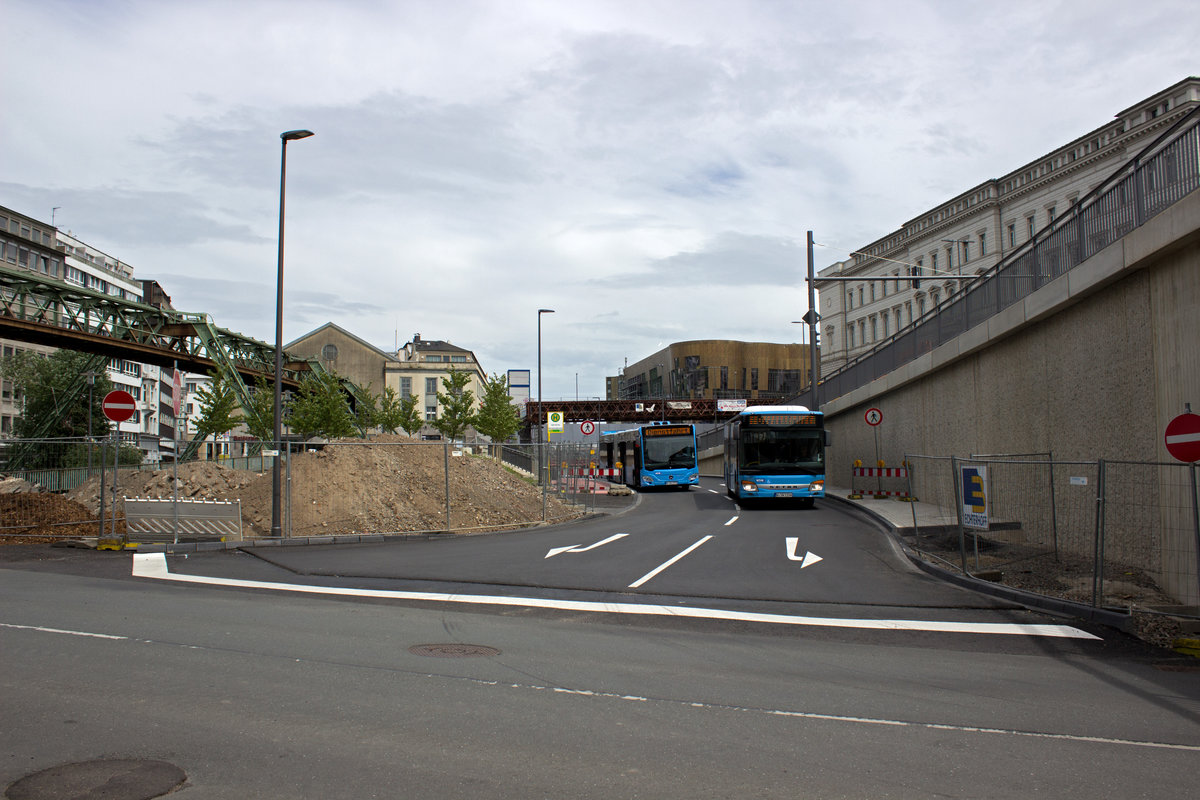 Vor der Kulisse der alten Bundesbahndirektion und der neuen Mall auf dem Bahnhofsvorplatz begegnet der Setra-Bus 0843 dem pausierenden Citaro 2-Gelenkbus 1764.