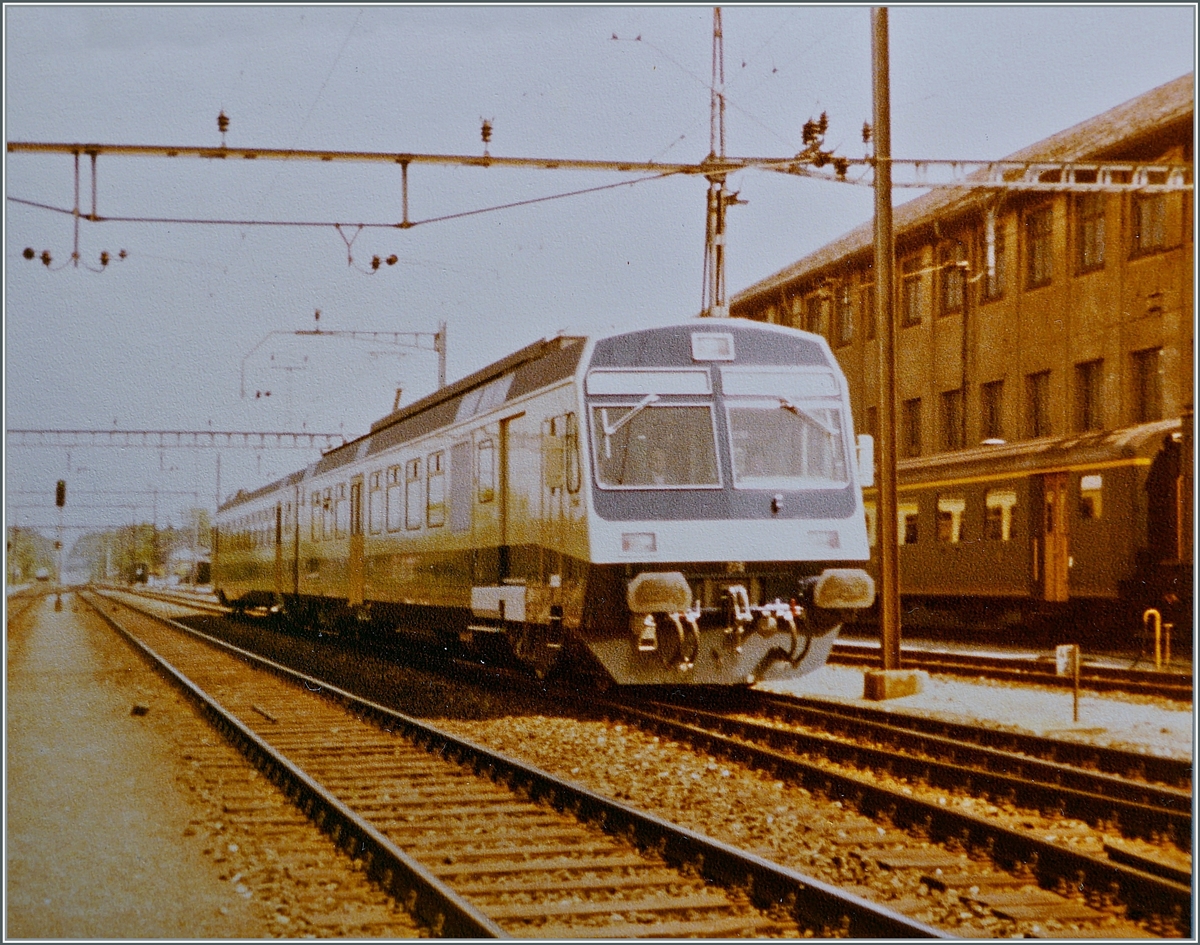 Vor ziemlich genau 40 Jahren war dieser Fabrikneuen BLS RBDe 4/4 mit Steuerwagen in Aarau auf dem Weg in seine neue Heimat.

Analogbild vom 13. Mai 1982