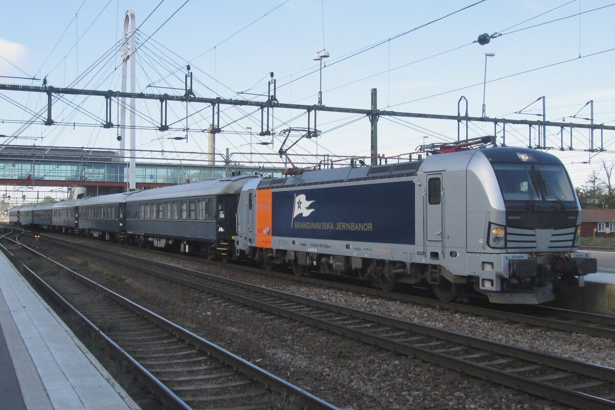 Vorbei sind die Tage des Blauen Zuges von Skandinaviska Jernbanor. Am 11 September 2015 steht der 193 922 mit Bl�Tag G�teborg--Stockholm abfahrtbereit in Hallsberg.