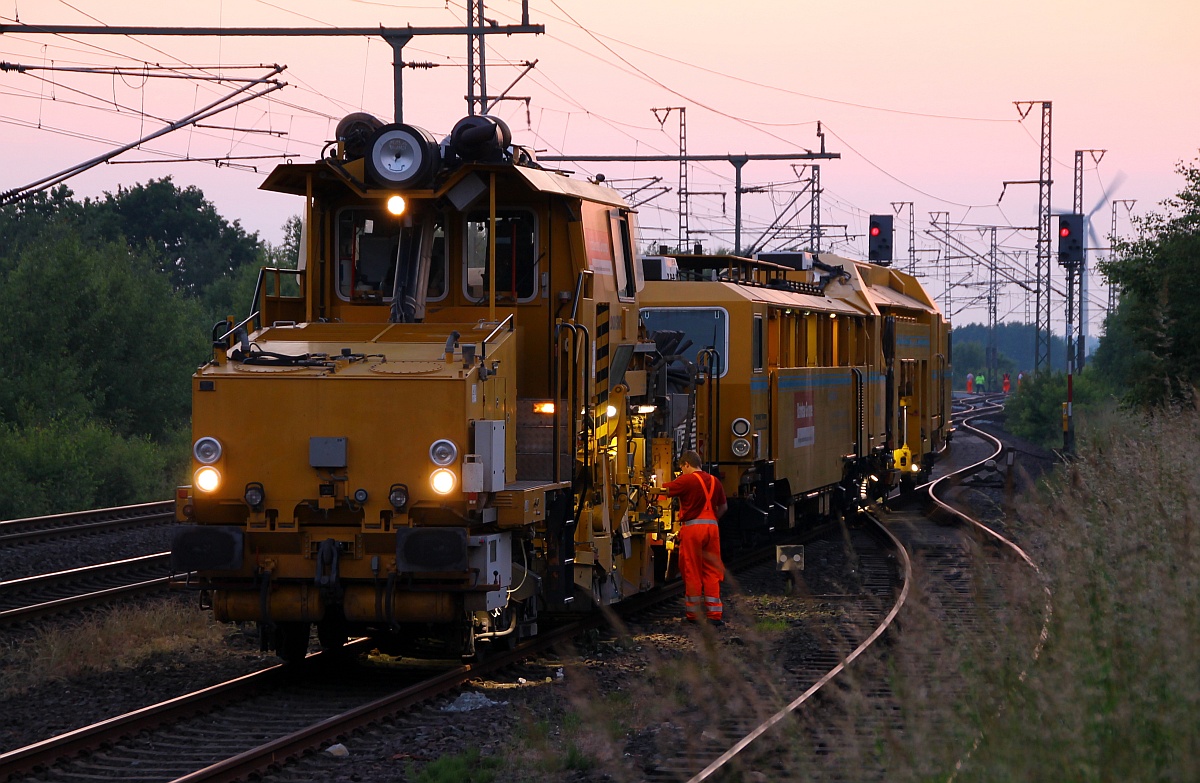 Vorbereitung auf die nächtlichen Gleisarbeiten...Unimat 09-32/4-S und eine SSP 334/USP 2000 SWS(97 16 32 009 17-3) der DB Bahnbaugruppe stehen im Ausweichgleis im/am Bhf Jübek, dort sollen 3 Weichen und gut 600m Gleis bearbeitet werden. Jübek 08.06.2014