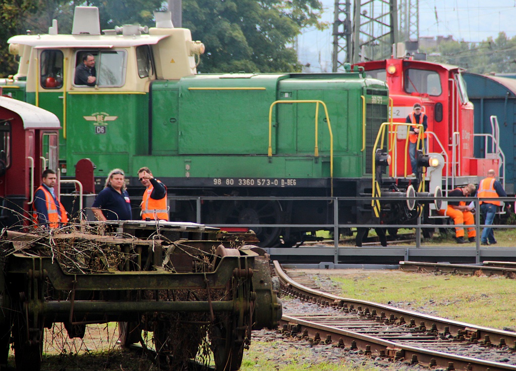 Vorbereitungen auf die Diesellokparade an der Drehscheibe im DB Museum Koblenz-Lützel(der Schnitt des Bildes ist so gewollt da so gut wie nichts ganz zu bekommen war). Die BEG 360 573-0 wird gerade in Position gebracht. 29.09.2012