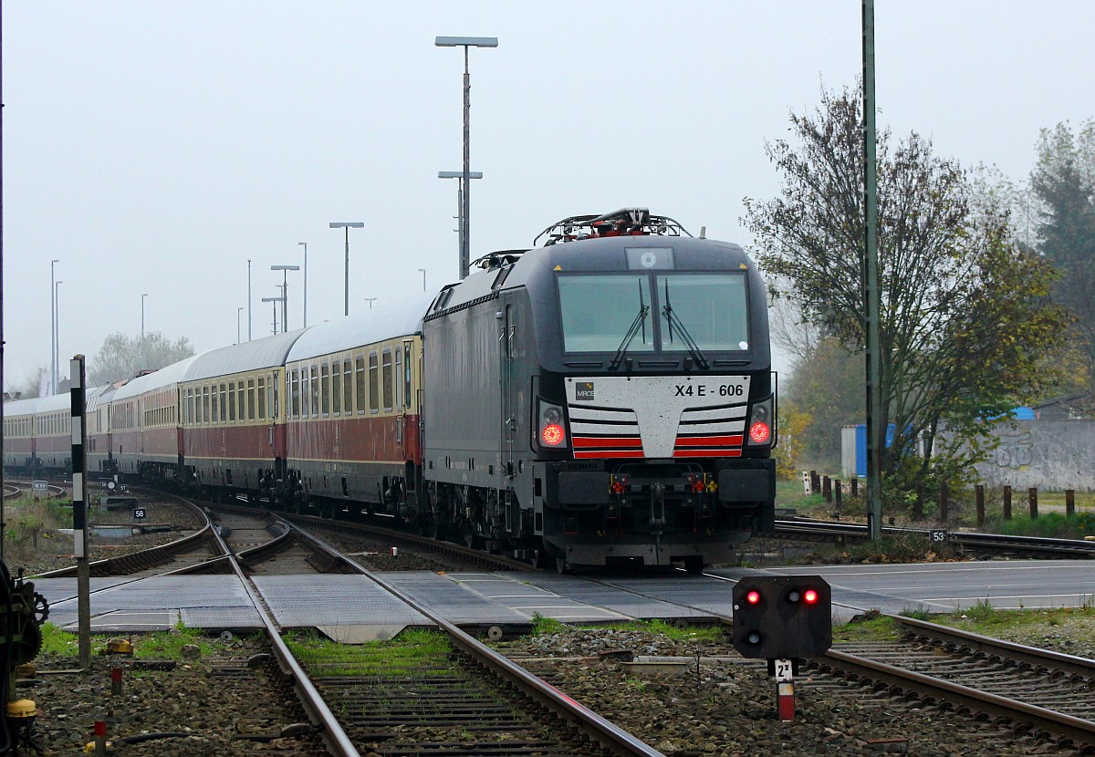 Vorne die 218 453-9 dann kamen zwei Avmz, ein ADmh, ein WRmz, ein WGmh und wieder zwei Avmz Wagen der AKE und der DB und hinten dran hing die X4E-606/ 193 606 am DPE 98. Niebüll 01.11.2015