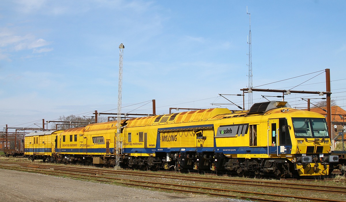 Vossloh/Alpha Schienenfräse SF03-FFS plus 9427 001-9 mit Begleitwagen. Pattburg/DK 12.04.2022