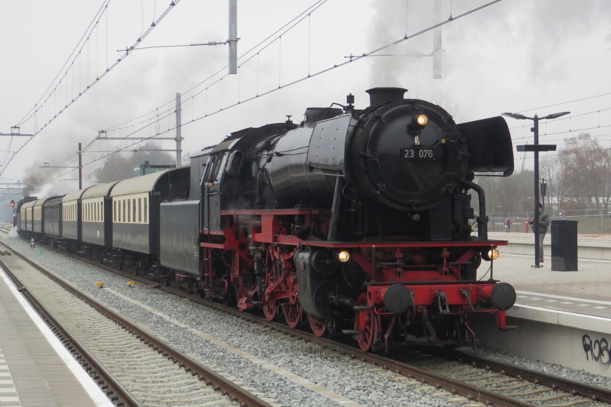 VSM 23 076 steht mit ein Dampfsonderzug am dunklen 17 Dezember 2022 in Ede-Wageningen.