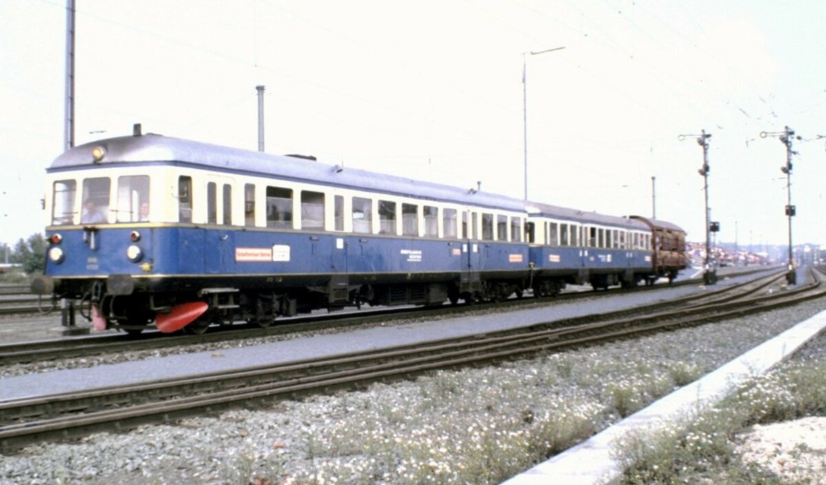 VT 07 und VS 28 der Regentalbahn bei der Jubiläumsparade 150 Jahre Deutsche Eisenbahn in Nürnberg am 14.09.1985. Am Zugende wurde ein Verschlagwagen Vlmms 63 für Viehtransporte mitgeführt, aus dem lautes Grunzen zu hören war.