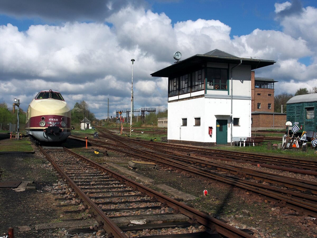 VT 18-16-03 neben dem unbesetztem Stellwerk (Siehe Schild im Fenster), im Sächsischen Eisenbahnmuseum in Chemnitz am 19.04.2017.