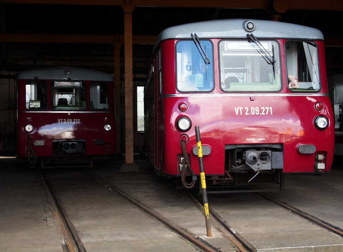 VT 2.09.271 und VT 2.09.232 (Ferkeltaxi) im Sächsischen Eisenbahnmuseum in Chemnitz am 19.04.2017.