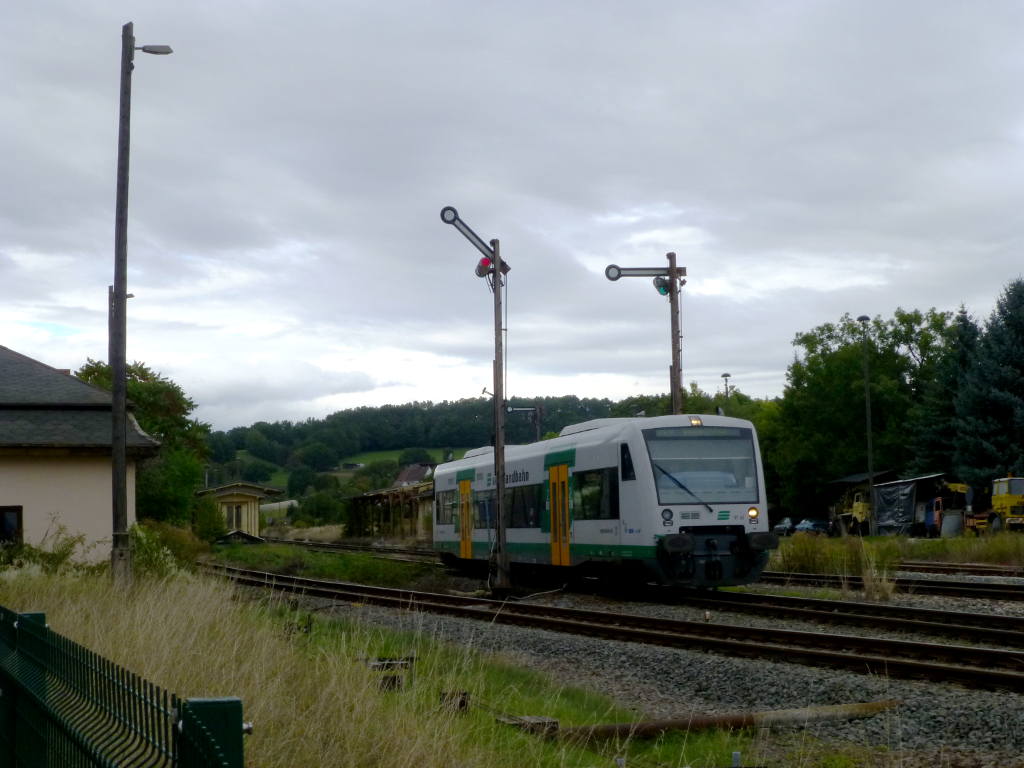 VT 63 der VBG nach Weischlitz fährt am 9.9.16 aus dem ehemal eindrucksvollen Bahnhof Wünschendorf (Elster) aus.