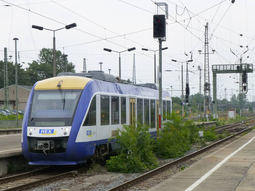 VT 870 der HEX aus Oschersleben erreicht am 1.9.15 den Endbahnhof Magdeburg, um sich kurz kurz danach wieder auf den Weg nach Oschersleben zu machen, wie die Anzeige schon verrät.