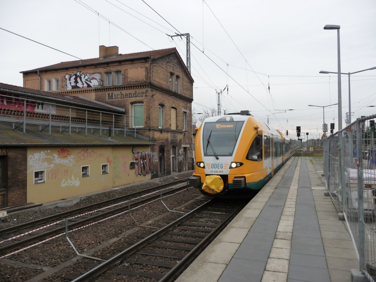 VT646.045 der ODEG passiert am 1.11.13 das verfallende Empfangsgebude von Michendorf.