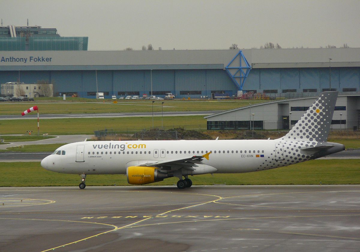 Vueling Airlines Airbus A320-216 geregistreerd als EC-KHN. Eerste vlucht van dit vliegtuig 11-07-2007. Schiphol, Amsterdam 08-12-2013.