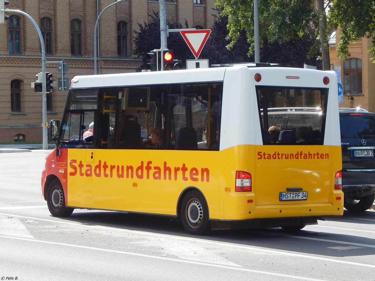 VW Kutsenits von Busunternehmen Manfred Scholz aus Deutschland in Stralsund.