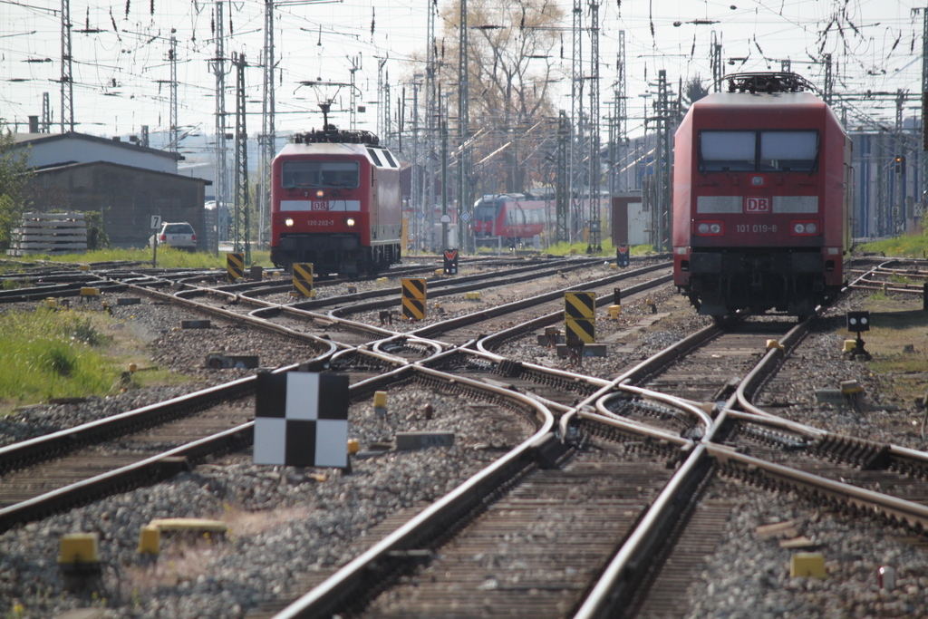 Whrend 120 202-7 im Rostocker Hbf spazieren fuhr schlief 101 019 neben an noch friedlich bis zu ihrem nchsten Einsatz.06.05.2016