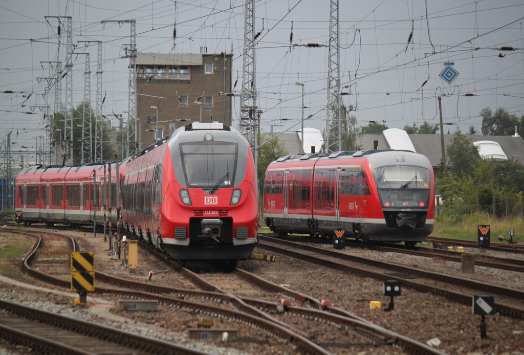 Whrend 442 353 am 15.08.2015 frei hatte war 642 578-8 als RE 8 von Wismar nach Tessin im Rostocker Hbf unterwegs.