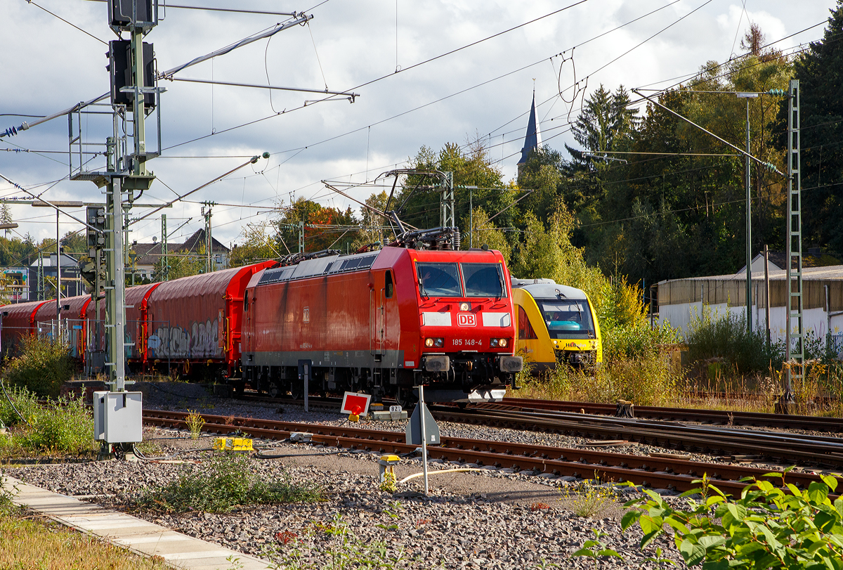 Während am 04.10.2021 hinten ein HLB LINT zum Tanken rangiert fährt die 185 148-4 (91 80 6185 148-4 D-DB) der DB Cargo mit einem sehr langen leeren Coilzug durch Betzdorf (Sieg) in Richtung Köln.

Die Lok hat die Zulassungen für Deutschland und die Schweiz.

Einen lieben Gruß an den Lokführer der 185 zurück, sorry vor Ort hatte ich die grüßende Hand nicht gesehen.