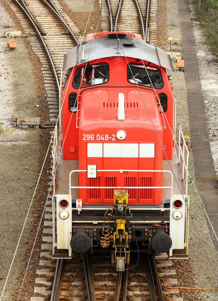 Während Andi die etwas entferntere Draufsicht bevorzugte wählte ich die Portraivariante der sich lautstark an uns vorbei brummenden 3 296 048-2 im Gbf HH-Maschen. 09.05.2015