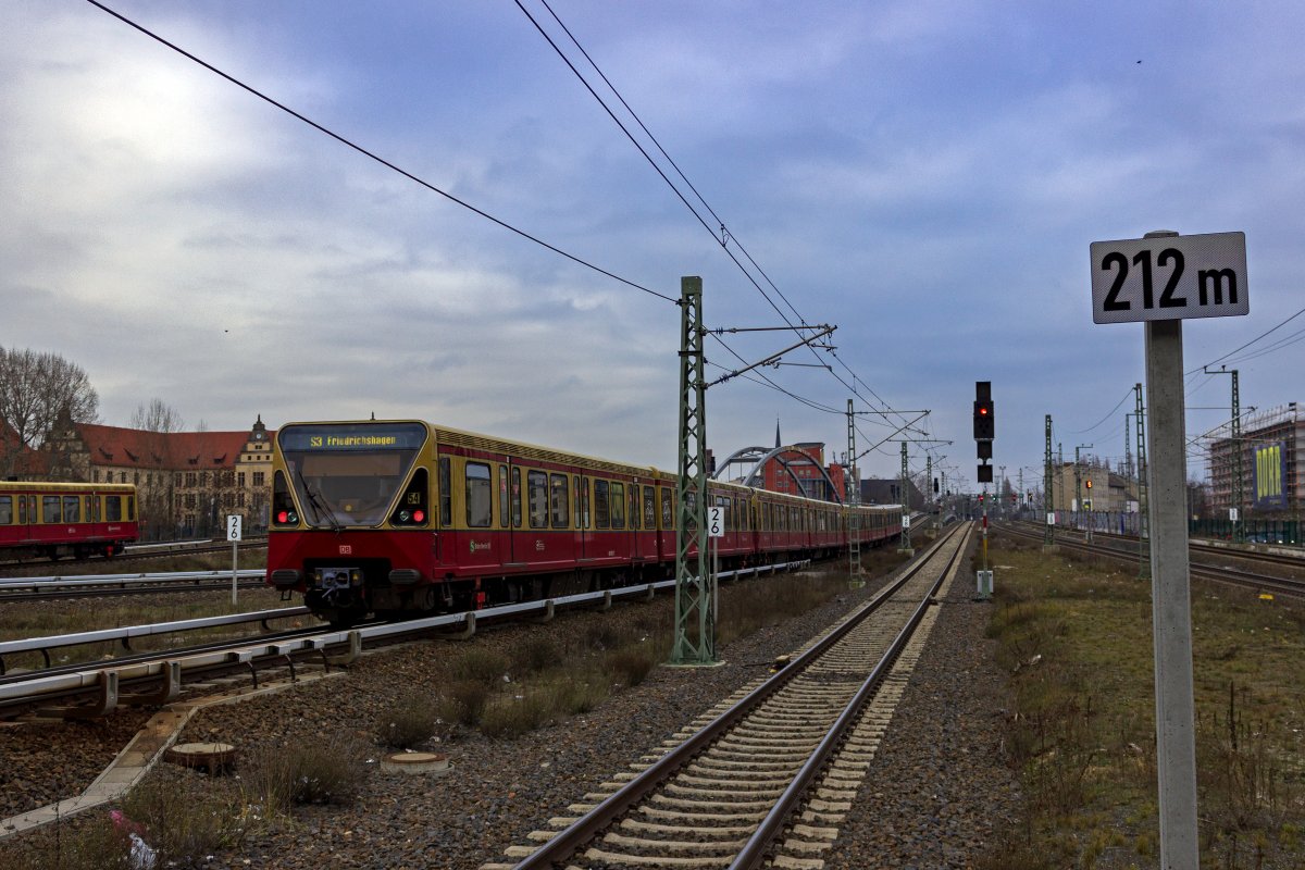 W�hrend auf der Berliner Ringbahn zunehmend Neubautriebwagen der Baureihen 483 und 484 zum Einsatz kommen, sind die Triebwagen der Baureihe 480 auf die Linie S3 abgewandert. Zum ersten mal seit vielen Jahren kommen diese Z�ge somit wieder auf der Stadtbahn zum Einsatz. Ein Vollzug f�hrt hier in Richtung Friedrichshagen aus dem Bahnhof Ostkreuz aus.
