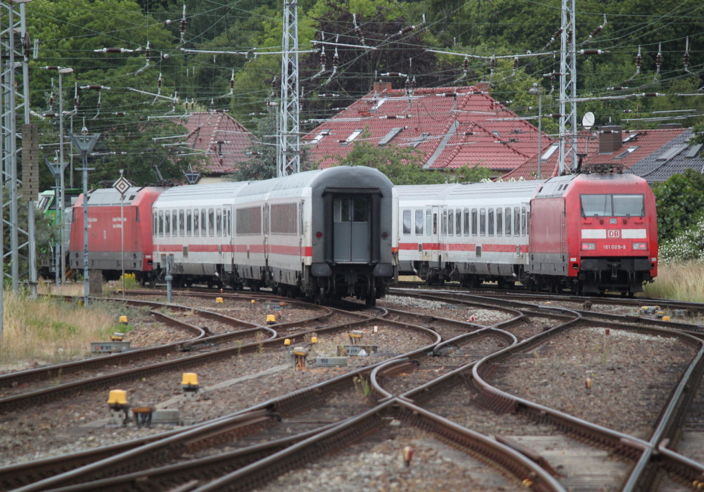 Whrend fr 101 009 den IC-Leerpark von Rostock Hbf nach Warnemnde ging hatte 650 114-8 mit 101 020 und 3 IC Wagen leichtes Spiel.12.06.2016