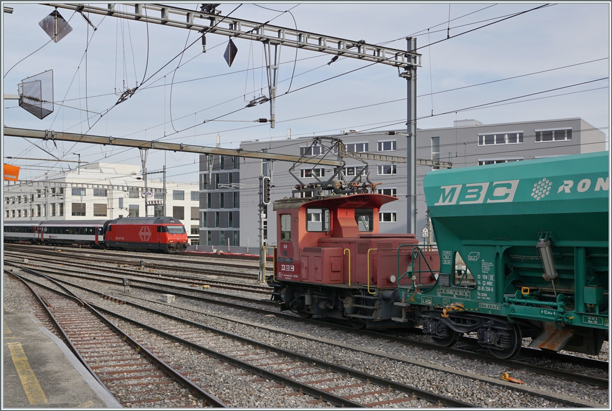 W�hrend im Hintergrund eine SBB Re 460 mit einen EW IV Zug in Morges eintrifft, rangiert im Vordergrund die BAM MBC Te III 155 den Kieszug Apples - Gland - Apples.

18. Okt. 2021