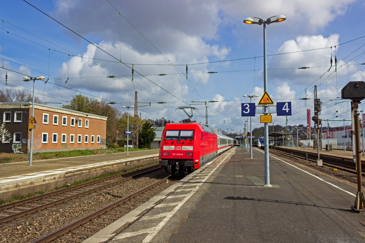W�hrend der Osterferien fanden zwischen K�ln und D�sseldorf Bauarbeiten statt. In dieser Zeit fuhren mehr Schnellz�ge �ber Wuppertal. Vermutlich in Richtung Hamburg war dieser IC mit 101 039 am Zugschluss unterwegs.