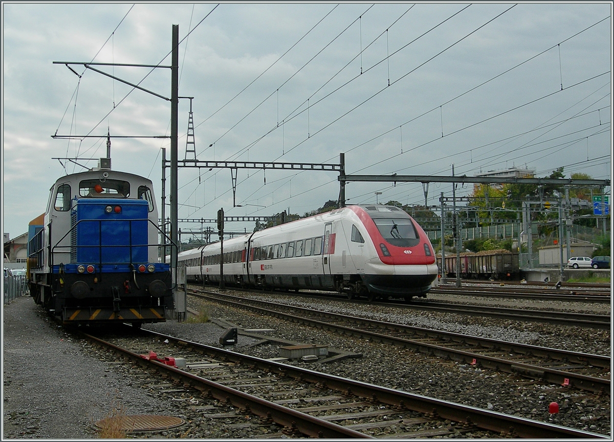 Whrend rechts der ICN nach Genve ohne Halt in Morges durchfhrt, gnnt sich die Scheuchzer Am 846 601-3 eine Ruhepause. 
9. Okt. 2013