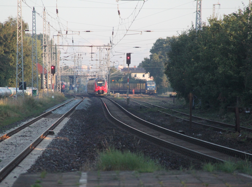 whrend die S1 von Rostock Hbf nach Warnemnde den Haltepunkt Rostock-Bramow fast erreicht hatte war 346 020-3 als Ersatzlok fr den Rostocker Fracht-und Fischereihafen mit dem Holzzug beschftigt.03.09.2015