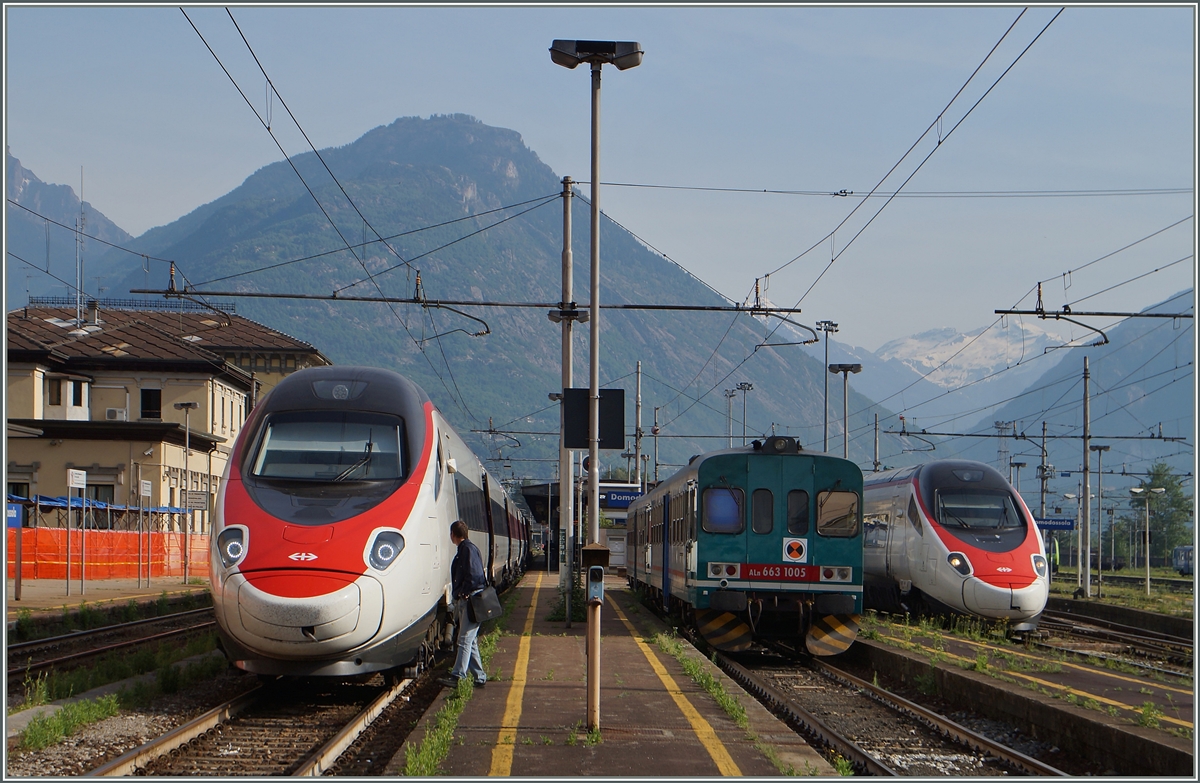 Whrend der SBB RABe 503 als EC 323 von Genve nach Rho Fiera Milano Expo auf die Abfahrt wartet, verlsst der ETR 610 als EC 51 von Basel SBB nach Milano Centrale Domodossola.
13. Mai 2015