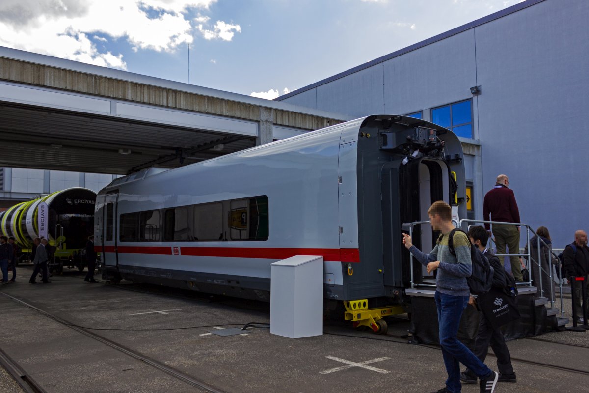 Whrend Talgo-Gliederzge in Spanien ein wichtiger Bestandteil des Eisenbahnbetriebs. In Deutschland gab es in den 1990er-Jahren einen Nachtzug auf Talgo-Basis. Ab 2024 sollen bei der DB erstmals in grerer Anzahl Talgo-Zge im Tagesverkehr zum Einsatz kommen. Ein Prototyp des Endwagens war auf der InnoTrans zu sehen.