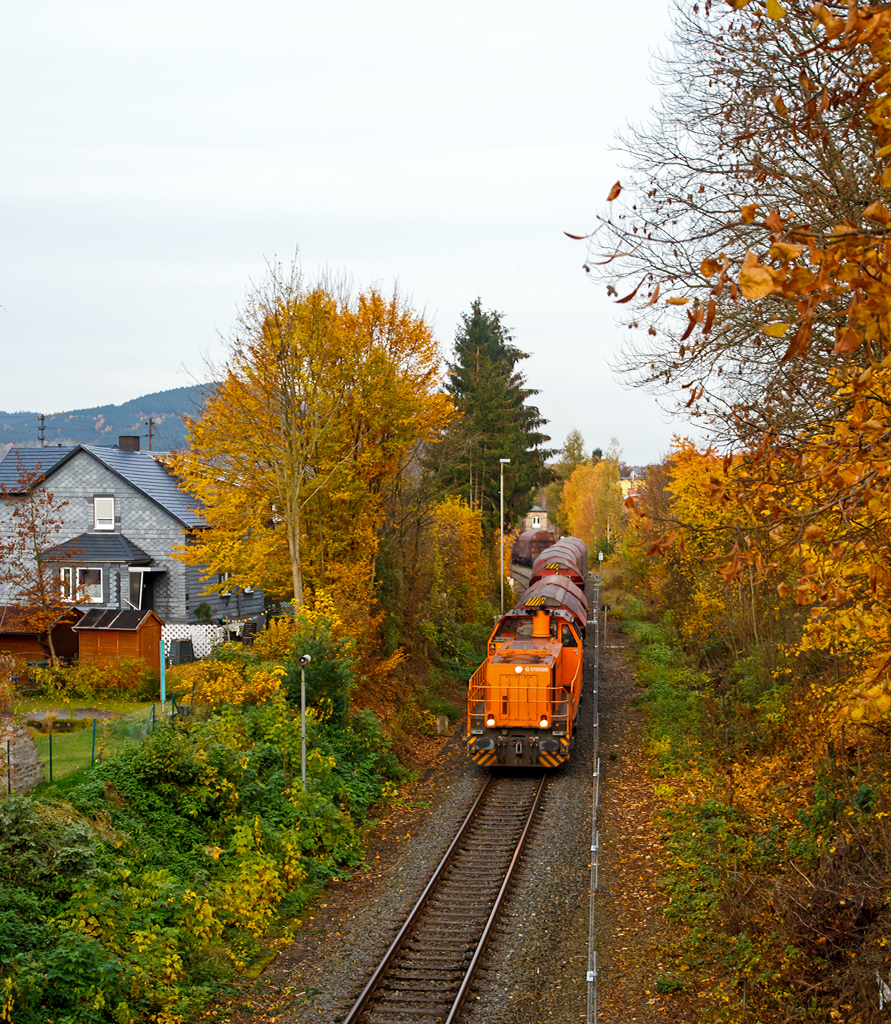 
Während unser Besuch Sie bereits beim Stellwerk Ho fotografierte, habe ich sie schnell noch am Heimweg (von der Arbeit) hinter dem Bahnhof Herdorf fotografiert.

Die Lok 46 (92 80 1277 807-4 D-KSW) der Kreisbahn Siegen-Wittgenstein (KSW) fährt am 30.10.2015 mit ihrem Übergabe-Güterzug von Herdorf via Betzdorf nach Kreuztal.