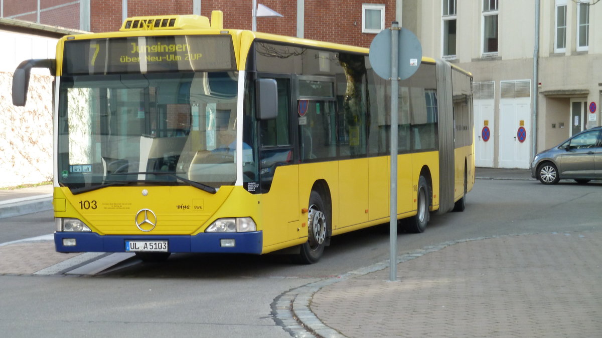 Wagen 103 der SWU Verkehr steht am Willy-Brandt-Platz in Ulm. Dieser ist hufig auf der Linie 7 anzutreffen.