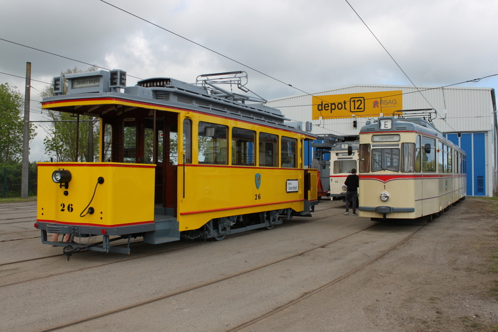 Wagen 26 und Gelenktriebwagen des Typs G4 vor dem Depot 12 in Rostock-Marienehe.20.05.2017