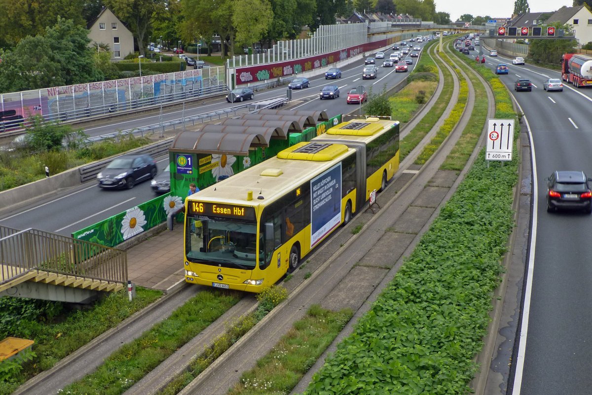 Wagen 4651 hlt an der Haltestelle Feldhaushof. Die Station ist nur ber Treppen erreichbar und damit nach heutigen Anforderungen zur Zugnglichkeit der Infrastruktur nicht mehr zeitgem. Durch die beengten Platzverhltnisse ist der Einbau eines Aufzugs allerdings kaum mglich.