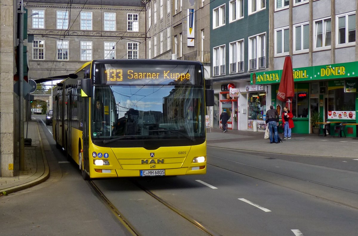 Wagen 6805 der Ruhrbahn fhrt am 02.10.2019 als Linie 133 in die Haltestelle Stadtmitte ein.