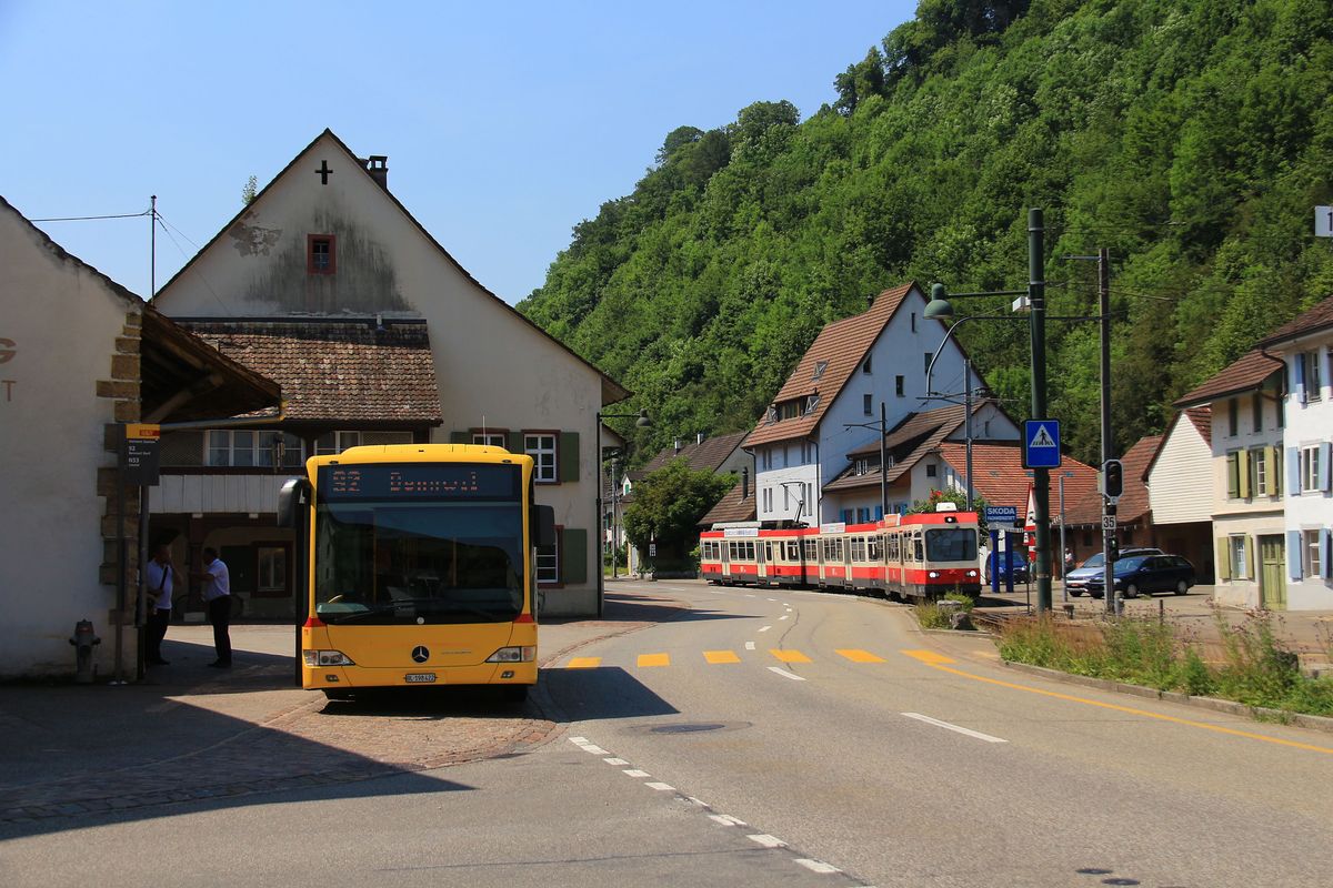 Waldenburgerbahn, Einfahrt des Zuges 118-111-Triebwagen 11 in Hölstein, 22.Juni 2017 