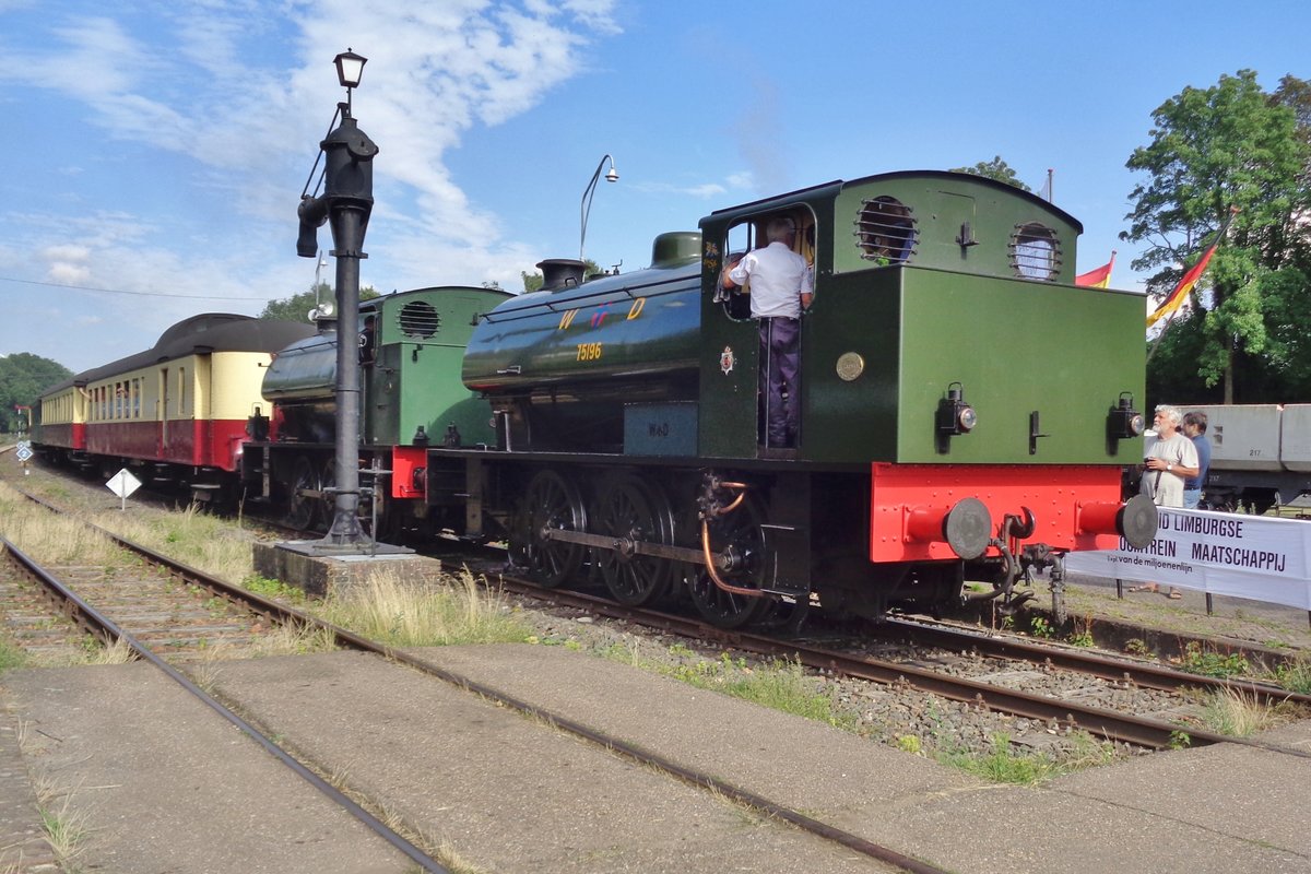 War Department 75196 -heute in Besitz der SCM (Stoomcentrum Maldegem in Flandern) verlässt am 8 Juli 2017 mit ein Dampfpendel Simpelveld.