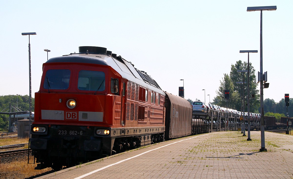 Warten auf freie Strecke: DB 233 662-6 brummt hier mit ihrem Umleiter Gz gaaaaaanz langsam in den Bhf von Husum. 19.07.2014