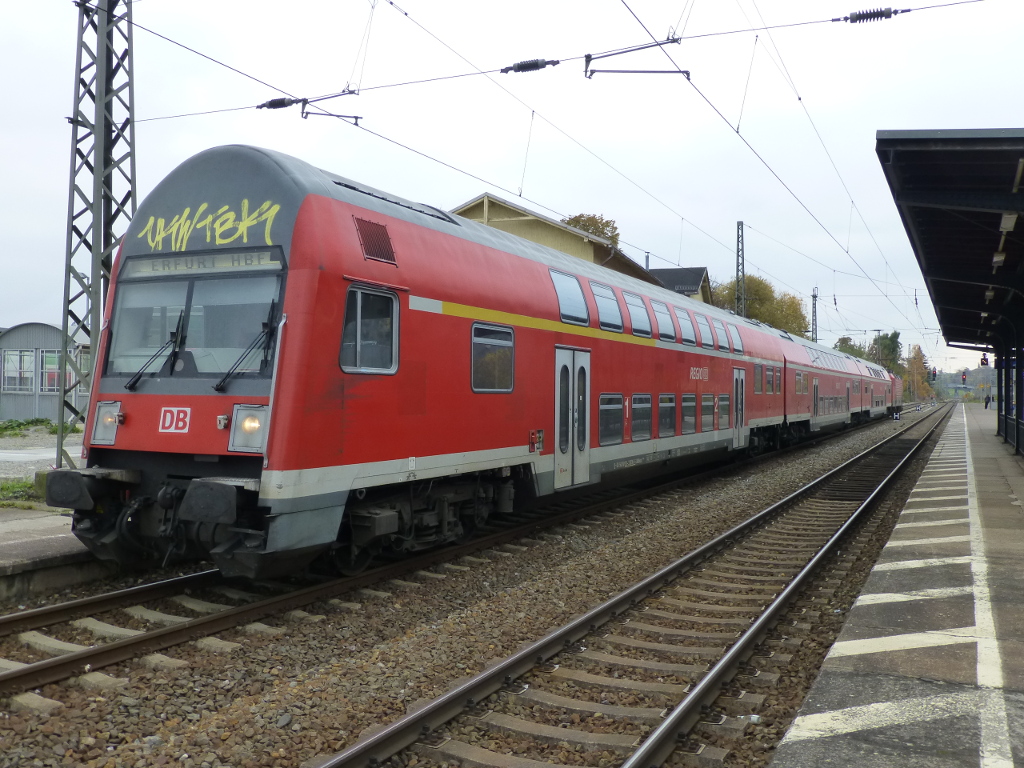 Wartende RB nach Erfurt (hinten 143 011) mit der typischen flachen Front, 30.10.15. 