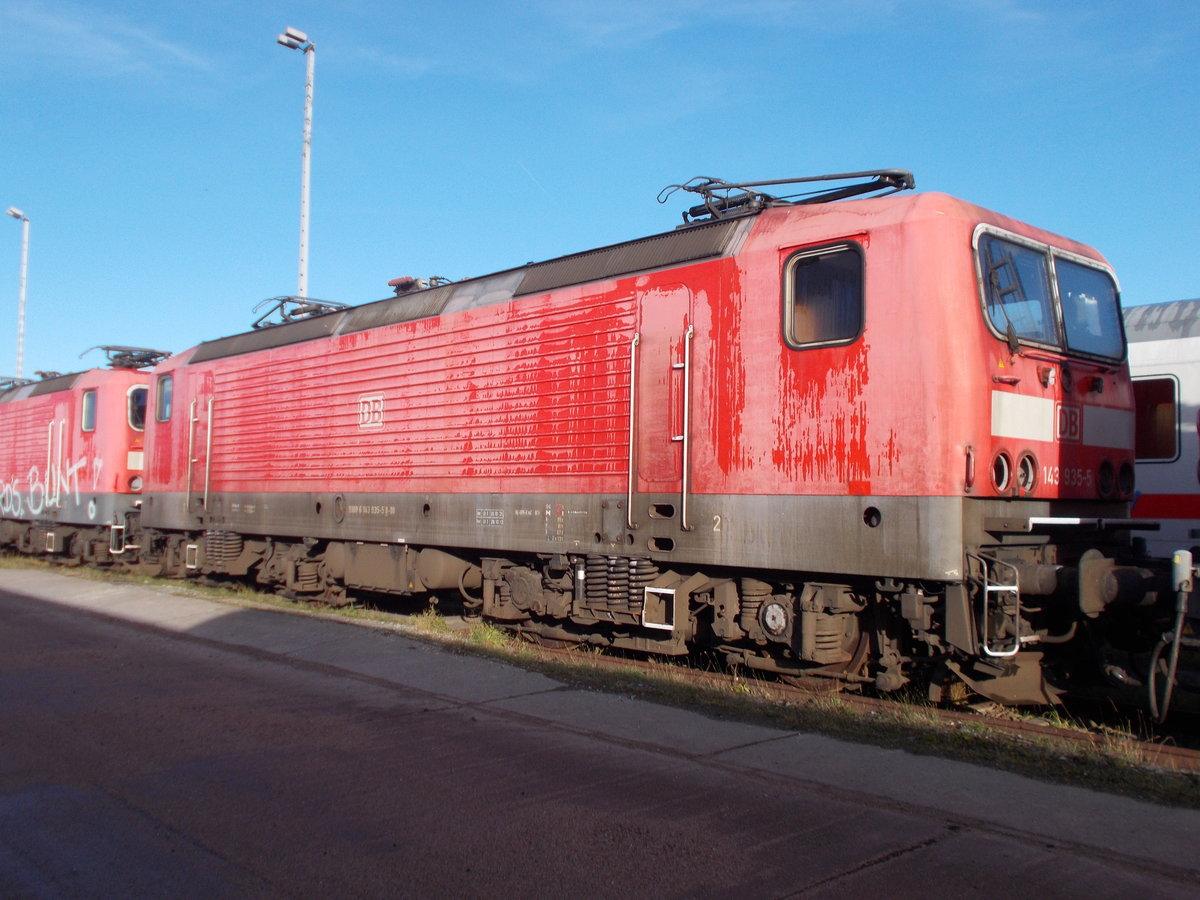 Was aus 143 935-5 steht noch in den Sternen,am 26.November 2016 fand ich die Lok in Mukran.