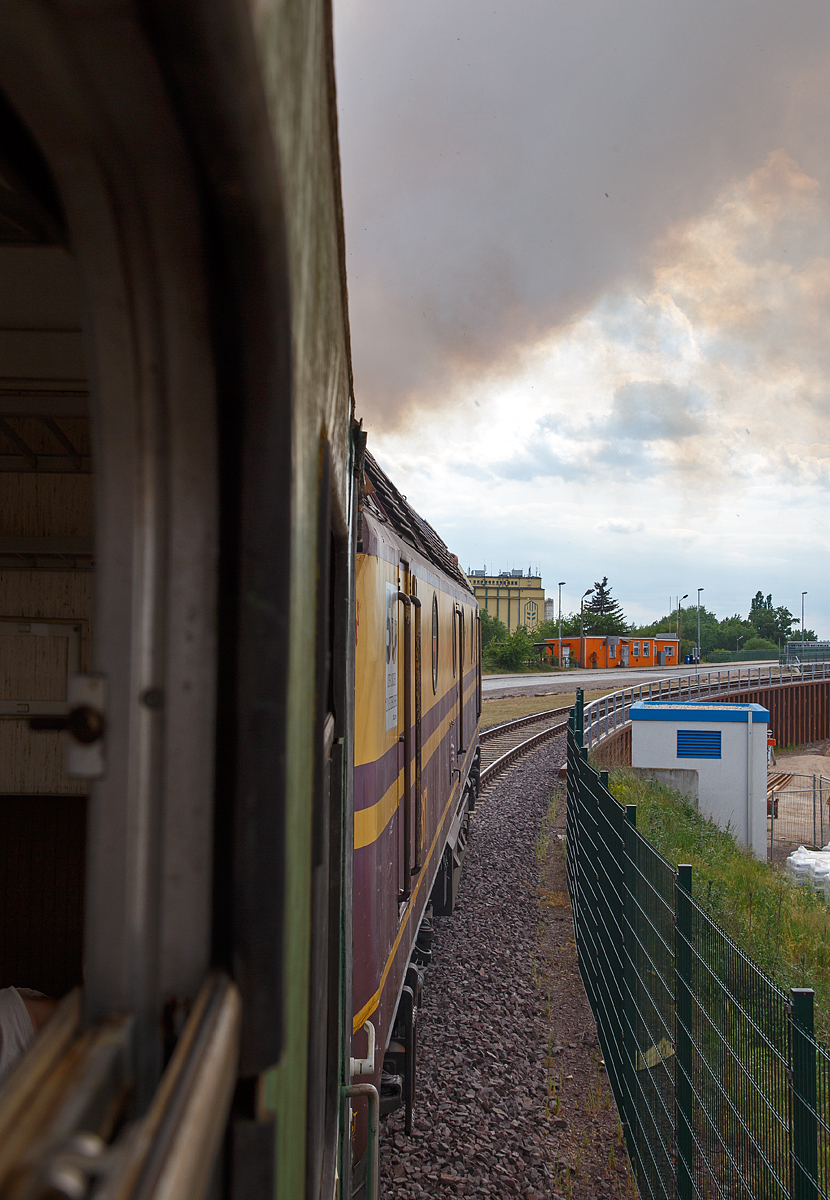 
Was dampft hier (am 21.05.2016 im Hafen Magdeburg) die Rampe hinauf....
Nein es ist keine Dampflok, sondern die ex CFL Cargo 1817, heute die 92 82 000 1817-6 L-POWER der Magdeburger Firma Power Rail GmbH, mit ihrem V-16-Zylinder-Zweitakt-Dieselmotor vom Typ GM 16-567 D1 (sie hat einen Austauschmotor einer Nohab).

In Magdeburg befinden sich mehr 1800ter als in Luxembourg, es sind dies die 1801, 1806 und die 1817.